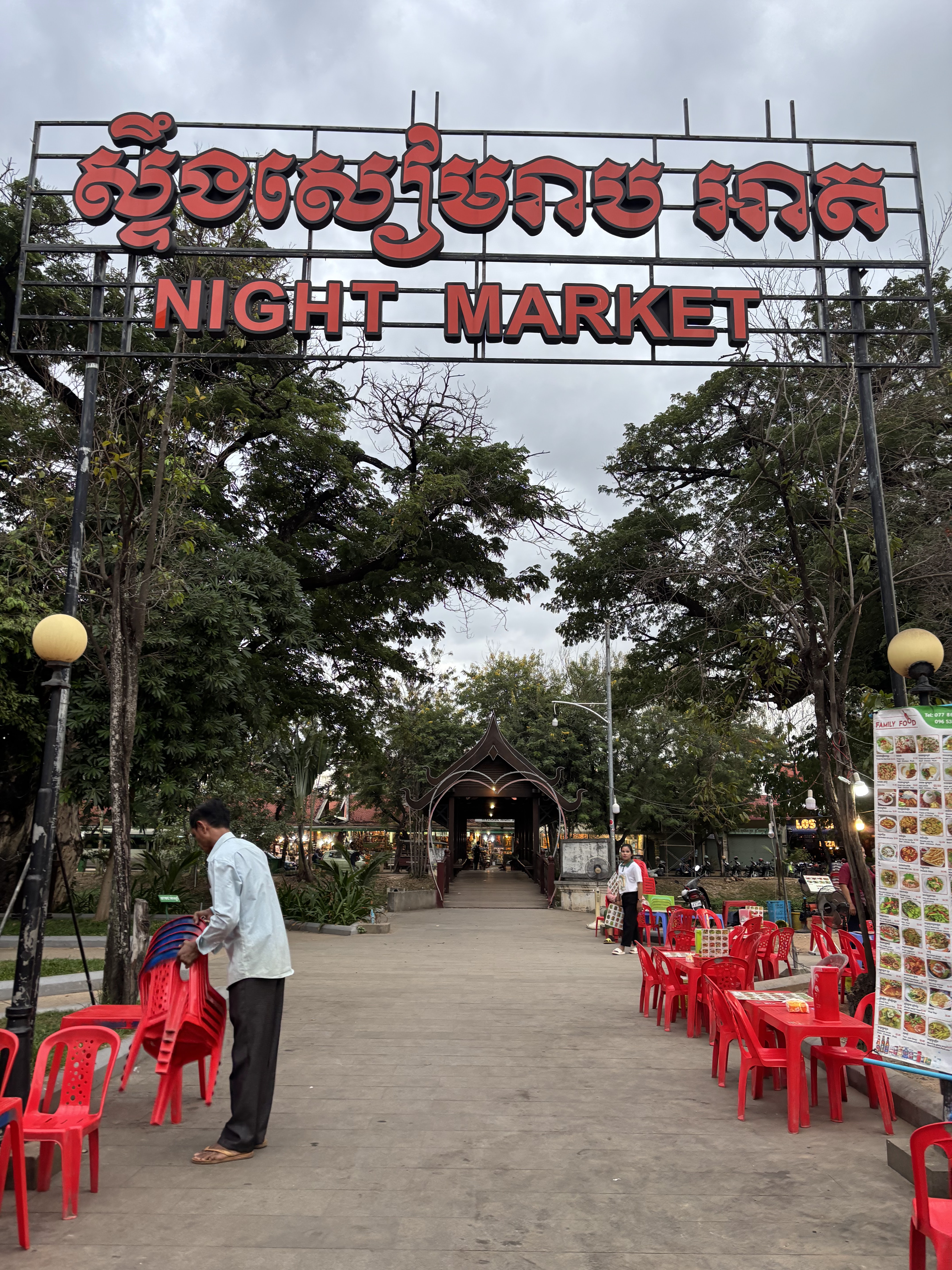 អាហារខ្មែរតាមផ្លូវដែលចម្អិននៅផ្សារ