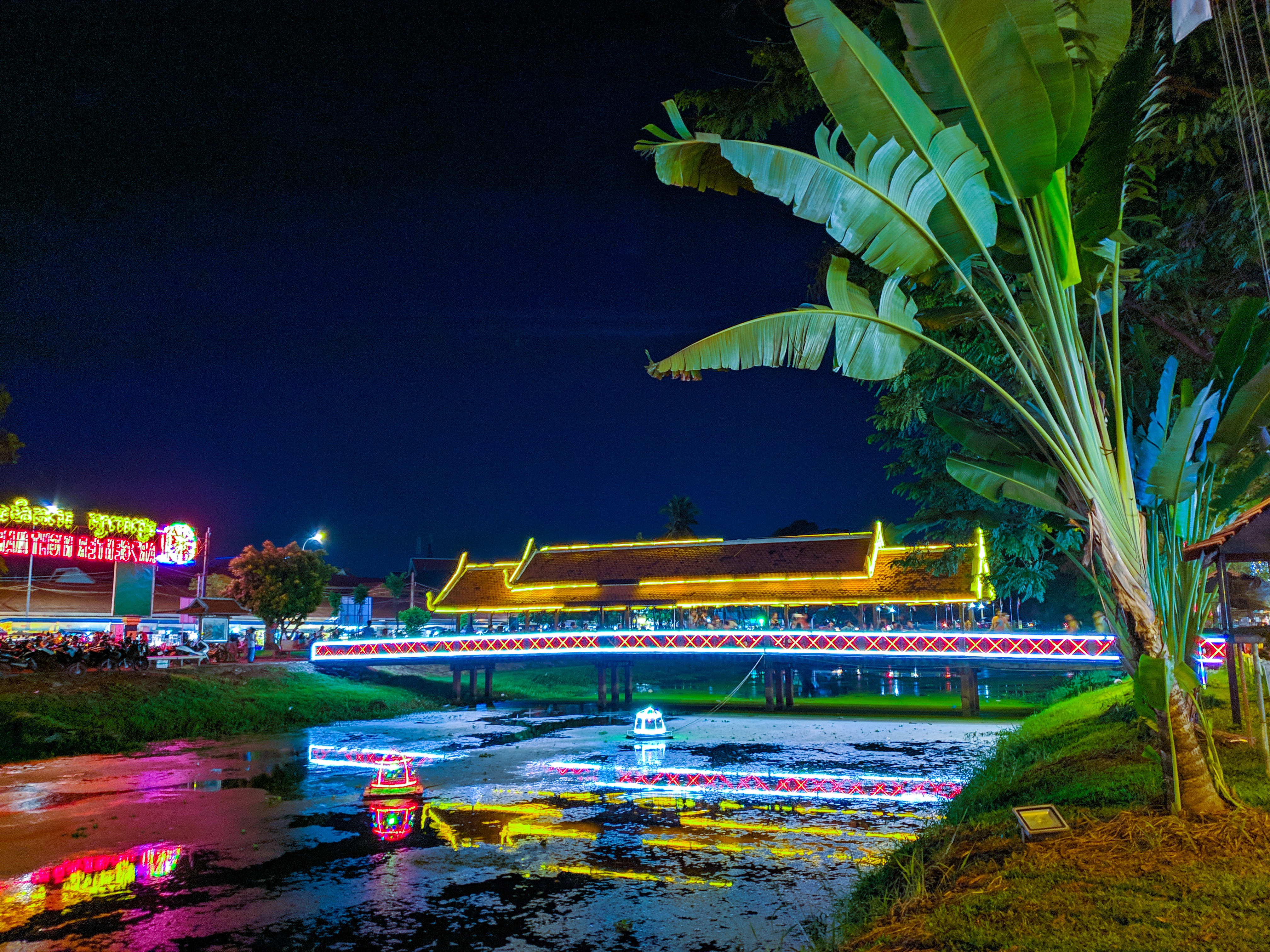 បរិយាកាសយប់នៅជុំវិញផ្សារ