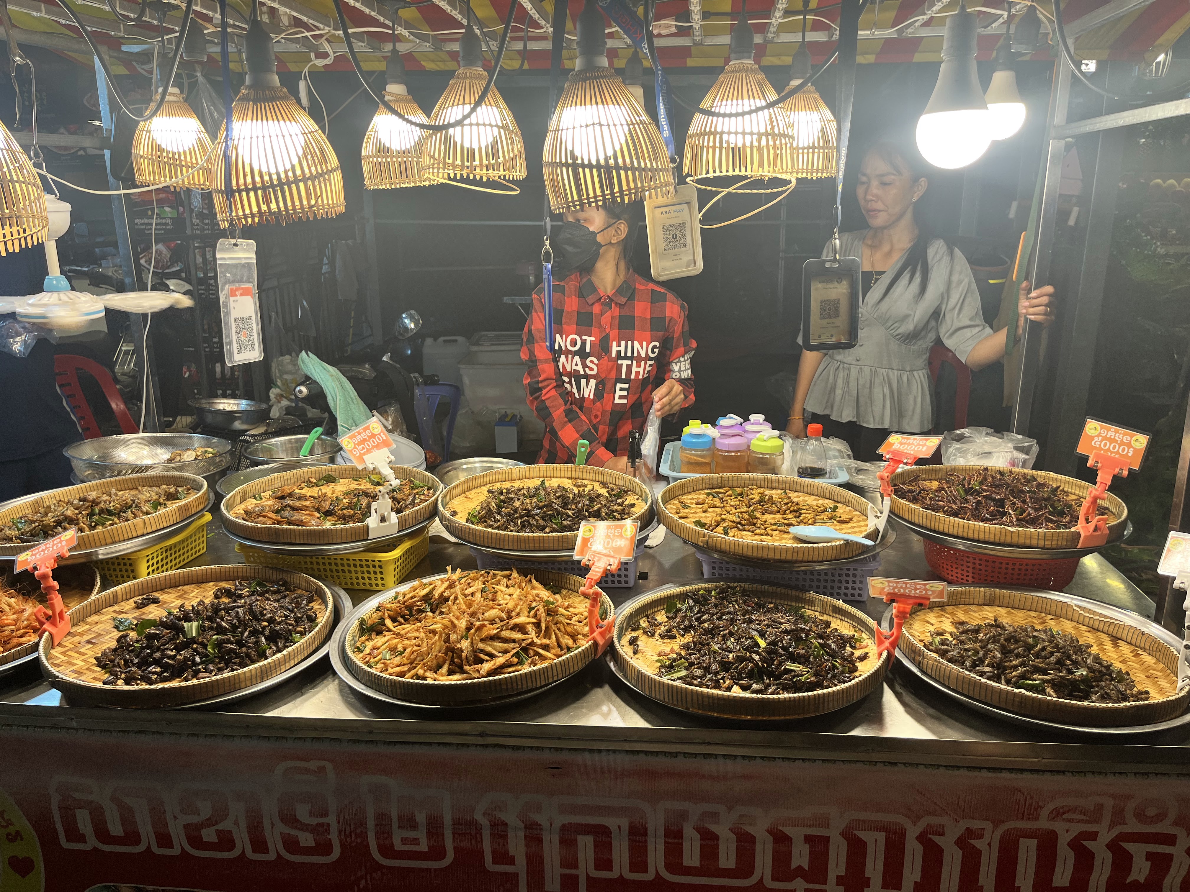 អ្នកទិញកំពុងមើលទំនិញសិប្បកម្មក្នុងស្រុក